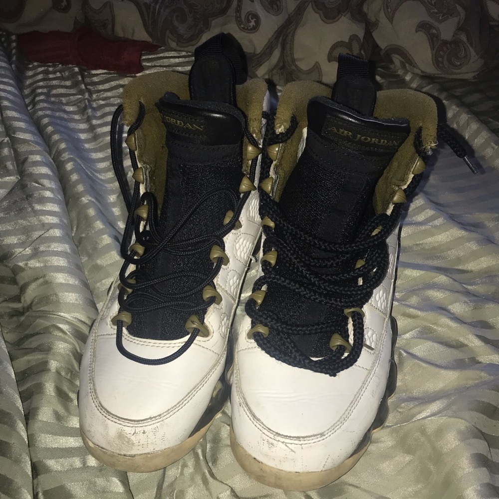 Air Jordan Retro 9s Statue